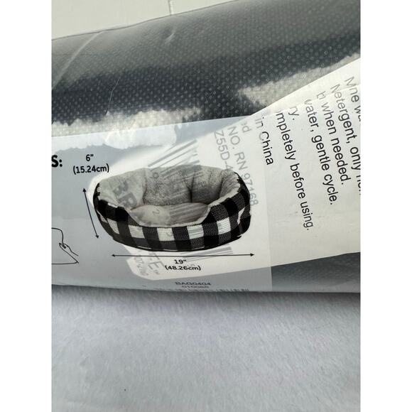 Vibrant Life Round Cuddler Small Dog / Cat Bed Black and White Plaid 19"x6", NIB - Picture 5 of 7